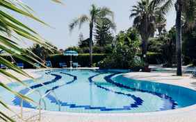 Abkühlung bietet auch der Pool im Herzen der Anlage